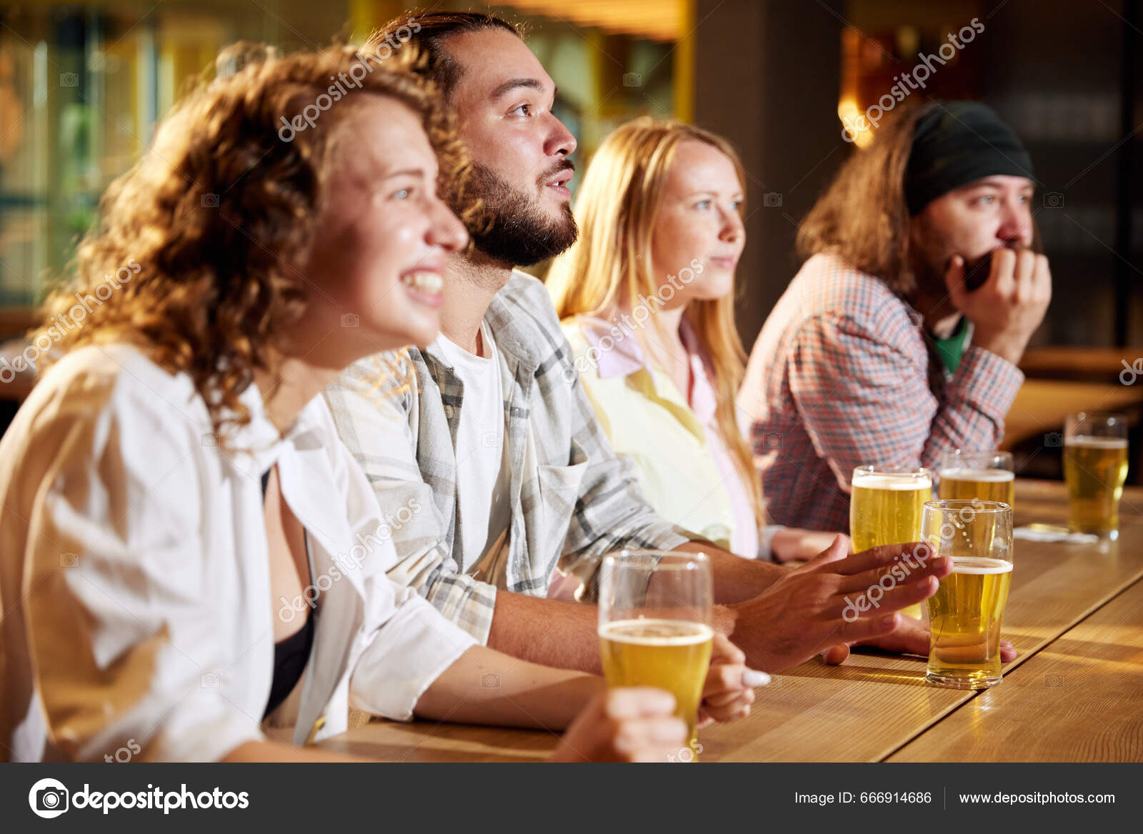 Fãs Esporte Amigos Sentados Pub Bar Assistindo Tradução Jogos Futebol  fotos, imagens de © vova130555@gmail.com #666914686